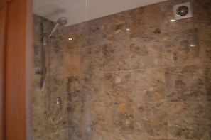 Badewanne, Haartrockner, Handtücher