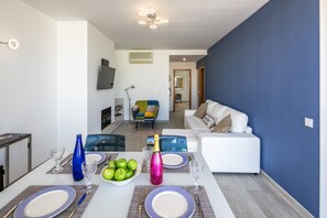 Smart TV y chimenea 