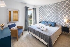 1 quarto, cofres nos quartos, ferros/tábuas de passar roupa