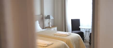 6 bedrooms, in-room safe, desk, iron/ironing board
