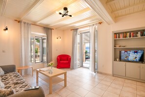 TV, books - Chrissa Kaminaki: Amazing apartment with 2 bedrooms located right on the beach of Kaminaki (Gimari)