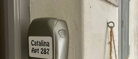 Ein Briefkasten mit dem Aufkleber 'Catalina Apt 287', an einer Wand befestigt.