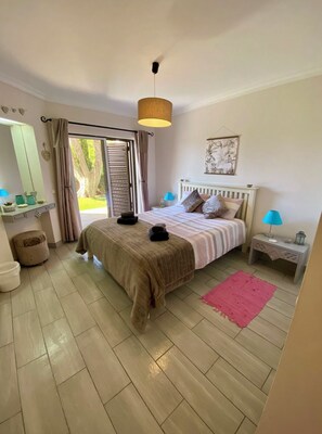 2 bedrooms, in-room safe, iron/ironing board, travel crib - South Facing ground floor Apt with gardens , Powerful Fibre WI-Fi & Air Con (Albufeira)
