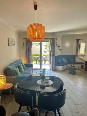 Tv, eldstad, dvd-spelare och böcker