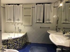 Combined shower/bathtub, jetted bath, hair dryer, bidet - Under the roof of Sofia (Florence)