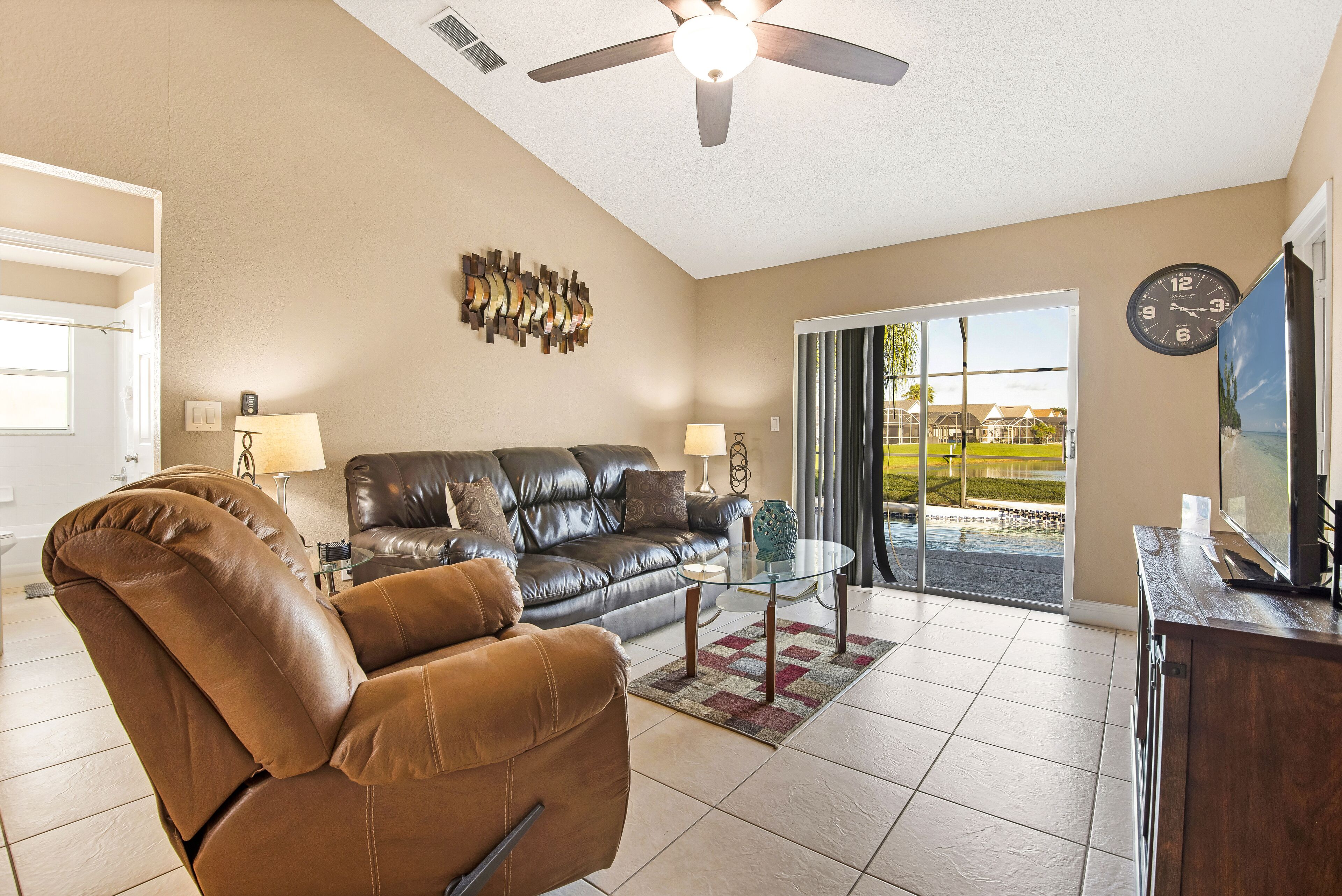 Smart-TV, DVD-Player, Tischfußball, Tischtennisplatte