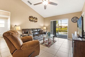 Älytelevisio, DVD-soitin, pöytäjalkapallopöytä, pöytätennispöytä