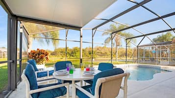 Una piscina climatizada, sillones reclinables de piscina