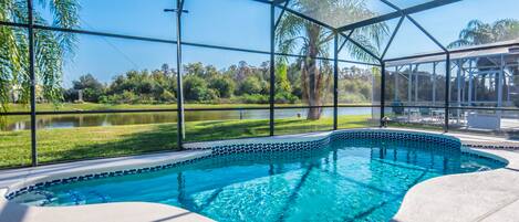 Beheizter Pool, Liegestühle