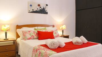 1 dormitorio, tabla de planchar con plancha, wifi y ropa de cama