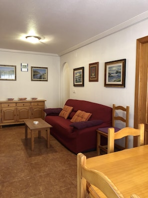 Smart TV, DVD player, livros, aparelho de som