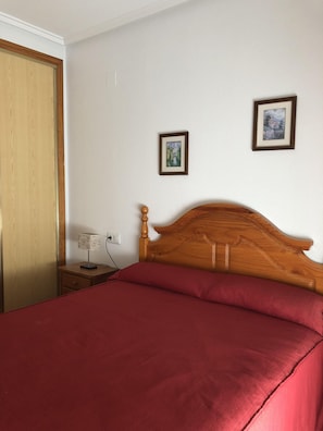 3 quartos, escrivaninha, ferros/tábuas de passar roupa