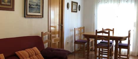 Smart-TV, DVD-spiller, bøker og stereoanlegg