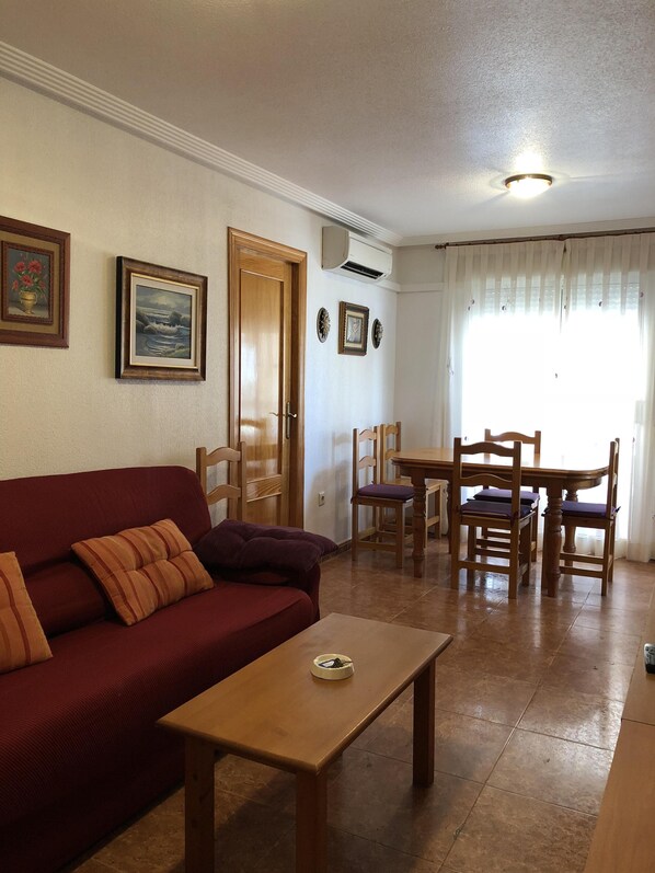 TV connectée, lecteur de DVD, livres, chaßne hi-fi