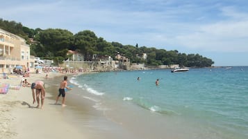 Playa en los alrededores y toallas de playa