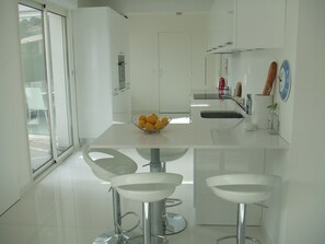 Fridge, oven, stovetop, dishwasher