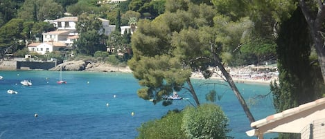 Beach nearby, beach towels