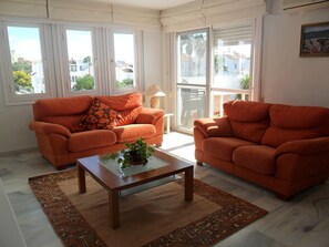 TV, books - BEACH & GOLF 2 BED APARTMENT WITH GREAT VIEWS (Roquetas de Mar)