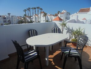 Outdoor dining - BEACH & GOLF 2 BED APARTMENT WITH GREAT VIEWS (Roquetas de Mar)