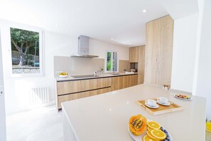 Kühlschrank, Mikrowelle, Ofen, Geschirrspüler