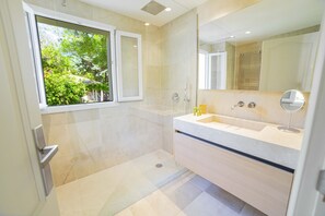 Badewanne, Haartrockner, Handtücher