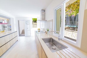 Réfrigérateur, micro-ondes, four, lave-vaisselle