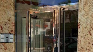 Une entrée d’immeuble avec une porte en verre et une enseigne sur laquelle on peut lire « CALIFORNIE ».