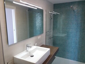 Dusche, Haartrockner, Bidet, Handtücher