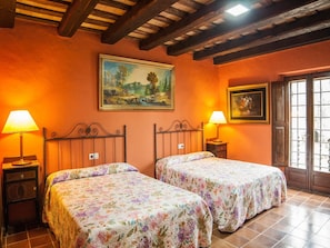10 chambres, accès Internet, draps fournis