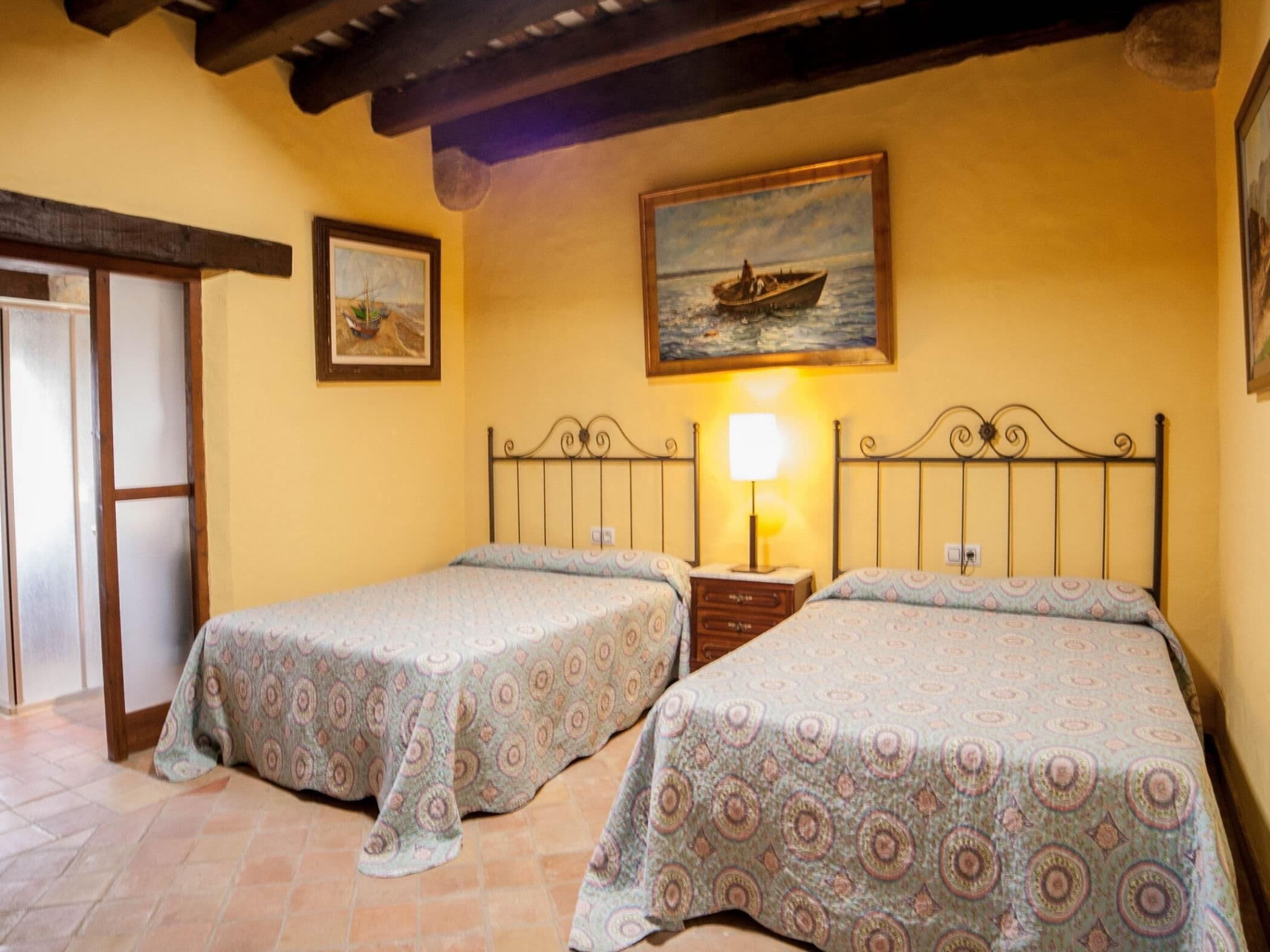 10 chambres, accès Internet, draps fournis