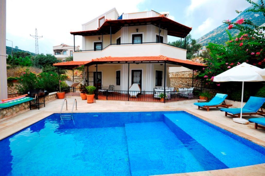 Private, walled garden and tiered swimming pool Sept/ Oct 23 discounts available