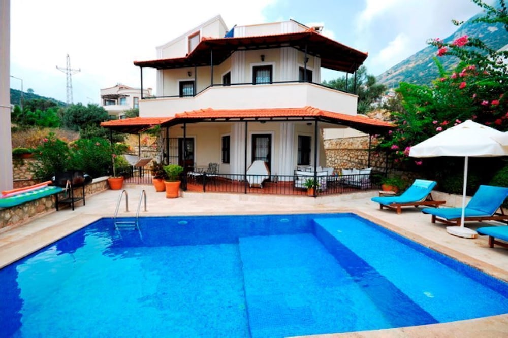 Private, walled garden and tiered swimming pool Sept/ Oct 23 discounts available
