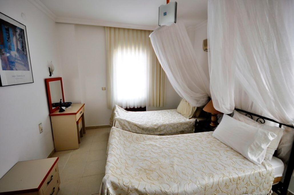 Private, walled garden and tiered swimming pool Sept/ Oct 23 discounts available