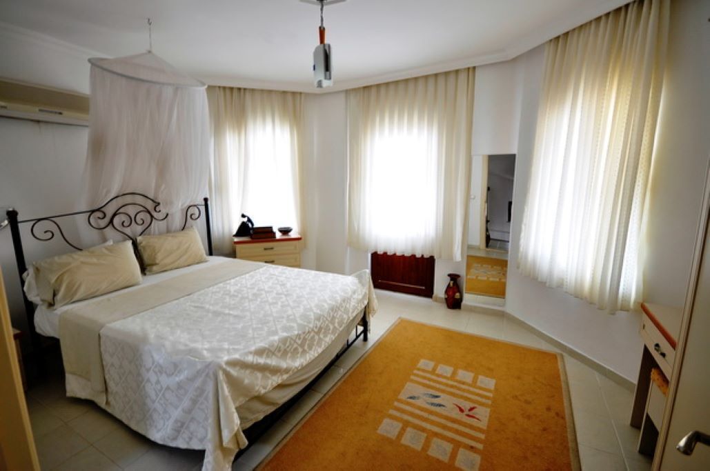 Private, walled garden and tiered swimming pool Sept/ Oct 23 discounts available