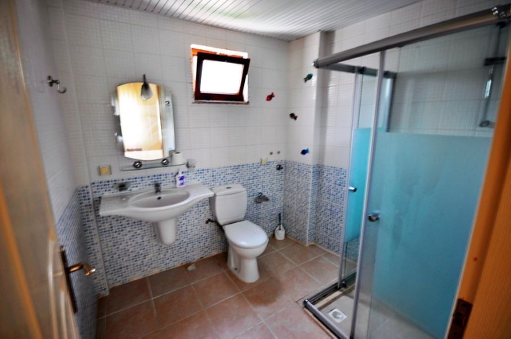 Private, walled garden and tiered swimming pool Sept/ Oct 23 discounts available