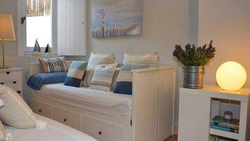 4 bedrooms, desk, soundproofing, iron/ironing board