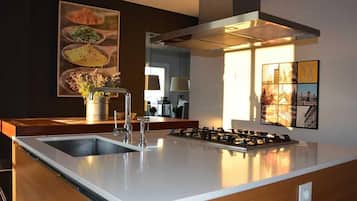 Een koelkast, een magnetron, een oven, een kookplaat