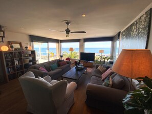 TV, peis, DVD-spiller og bøker