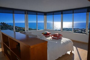 4 bedrooms, desk, soundproofing, iron/ironing board