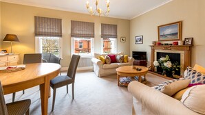 A living room with a fireplace, a dining area, and a sofa. - Splendid, light and spacious apartment between Fulham and Kings Rd Chelsea. (London)