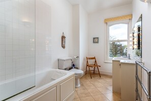 Ensemble baignoire-douche, séchoir à cheveux, serviettes fournies, savon