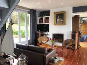 Fernseher, Kamin, DVD-Player, Bücher