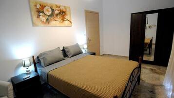 3 bedrooms, desk, soundproofing, iron/ironing board