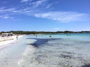 Sulla spiaggia, lettini da mare