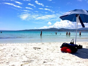Sur la plage, chaise longue