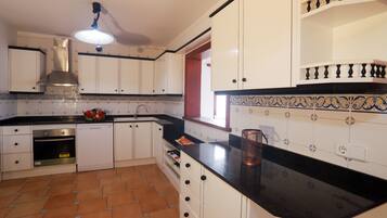 雪櫃、微波爐、焗爐、爐具