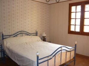 4 bedrooms, iron/ironing board, free WiFi, bed sheets