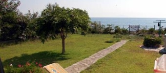 House with garden and direct access to the beach