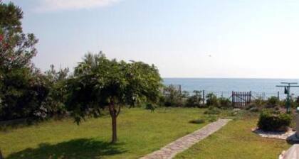 House with garden and direct access to the beach
