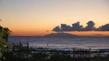 Una spiaggia nelle vicinanze, lettini da mare